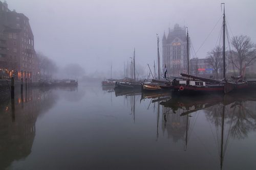 Oude haven Rotterdam in de mist.