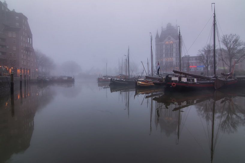 Oude haven Rotterdam in de mist. van Ilya Korzelius