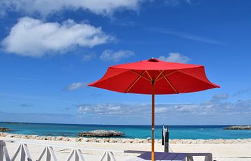 Unter einem Sonnenschirm am Strand von Claude Laprise
