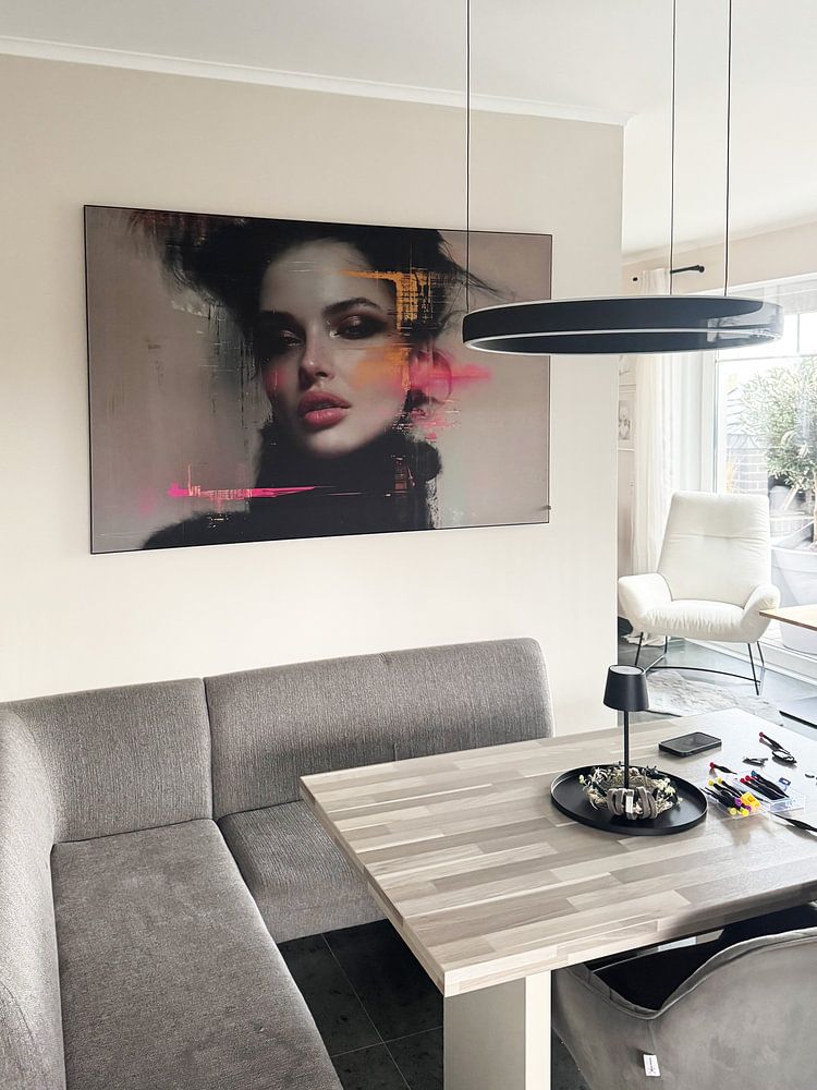 Modernes abstraktes Porträt mit Neon-Akzenten  von Carla Van Iersel 