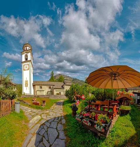 Le seul village Walser de la vallée de la Maggia, église Santi Giacomo e Cristoforo, Bosco Gurin, Te sur Rene van der Meer