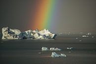 Regenboog bij het ijsbergenmeer, Jökulsárlón van Gerry van Roosmalen thumbnail