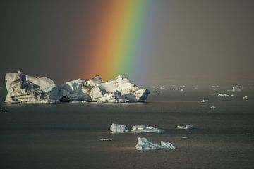Regenboog bij het ijsbergenmeer, Jökulsárlón van Gerry van Roosmalen