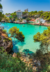 Idyllischer Blick auf den Strand Cala Santanyi auf der Insel Mallorca, Spanien Mittelmeer