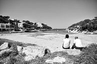 Uitzicht op de baai op Ibiza | zwart-wit | Reisfotografie van Monique Tekstra-van Lochem thumbnail