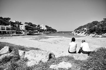 Uitzicht op de baai op Ibiza | zwart-wit | Reisfotografie