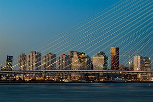 Rotterdam skyline door de Erasmusbrug heen van Marjolein van Middelkoop