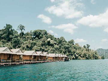 Bambus-Hütten am Khao Sok See in Thailand von Reis Genie