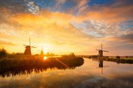 Sommermorgen Landschaft mit Windmühlen in Holland bei Sonnenaufgang von iPics Photography Miniaturansicht