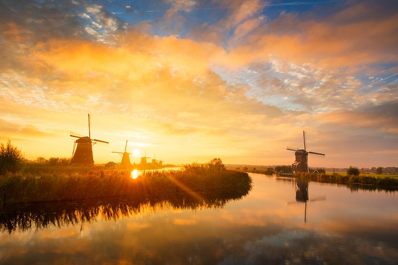 Sommermorgen Landschaft mit Windmühlen in Holland bei Sonnenaufgang von iPics Photography