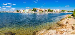 Panoramablick auf den Hafen von Porto Colom auf Mallorca, Mittelmeerinsel, Spanien