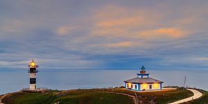 Sonnenuntergang am Leuchtturm von Faro Illa Pancha, Galicien, Spanien