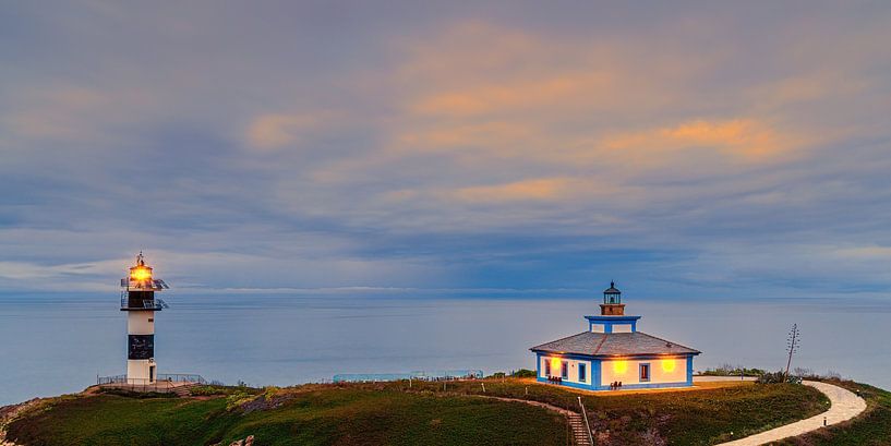 Coucher de soleil sur le phare Faro Illa Pancha, Galice, Espagne par Henk Meijer Photography
