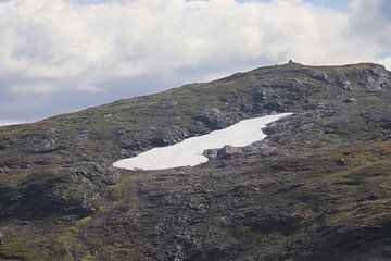 Sneeuw in Noorwegen zomer 2018 van Marilla van der Knoop