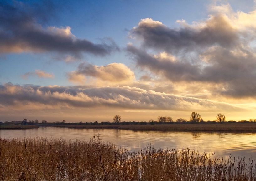 Sunset at the water's edge by Lisa Bouwman
