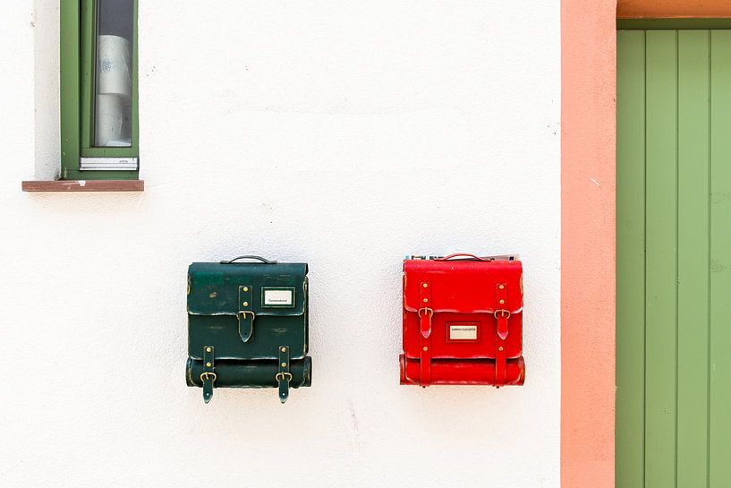Des boîtes aux lettres très spéciales en forme de cartables par Wim Stolwerk