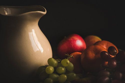 Stilleven fruit en kan