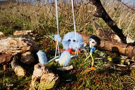 Une poupée fubby amuse un monstre fubby dans la cour de récréation.