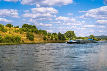 Binnenschip op het Main-Donaukanaal in het Altmühl-dal van ManfredFotos