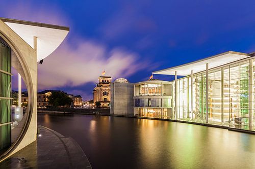 Overheidswijk in Berlijn in de avond