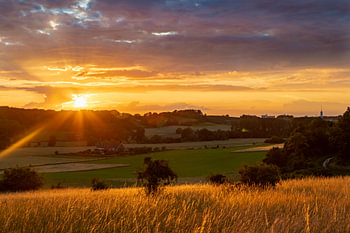 warmer Sonnenuntergang mit schönen Strahlen und einem schönen roten und gelben Leuchten