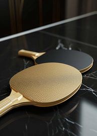 Luxuriöse Tischtennisschläger in Gold und Schwarz auf einer Marmoroberfläche von Morgan