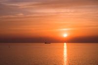 Warme zonsondergang op zee