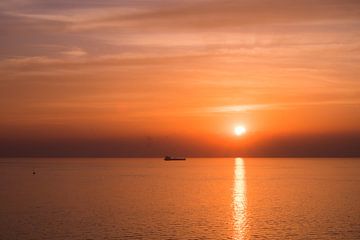 Warme zonsondergang op zee van Linda Hanzen