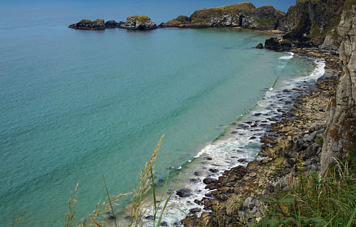 Landschap in Noord-Ierland voor de kust van County Antrim tussen Ballycastle en Ballintoy.