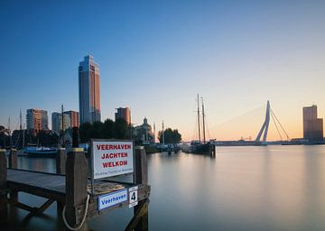 Zonsopkomst in de veerhaven van Ilya Korzelius