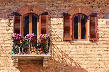 Balkon met bloemen in San Gimignano