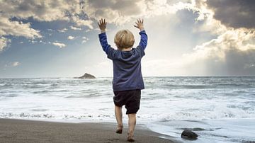 Kleine jongen speelt op het strand van Jonas Weinitschke