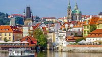 Uitzicht op Praag en de wijk Hradčany vanaf de Moldau van Arjan Schalken thumbnail