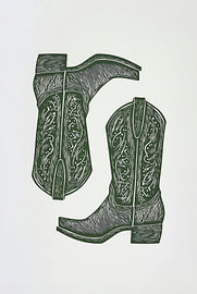 Bottes vertes gravées sur Renate Williams