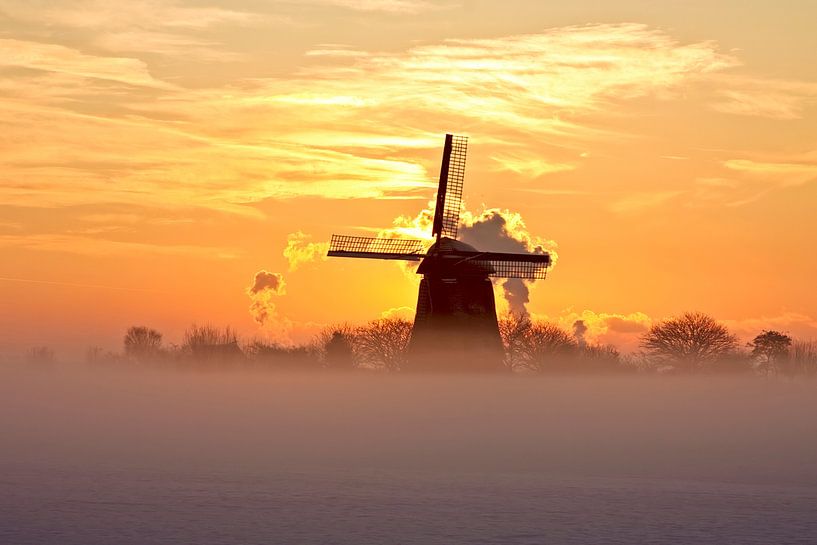 Traditionele hollandse molen in de winter bij zonsondergang van Eye on You
