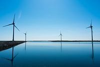 Windmolens met een blauwe achtergrond