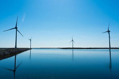 Windmolens met een blauwe achtergrond