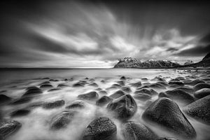 Paysage avec côte au bord de la mer en Norvège en noir et blanc. sur Manfred Voss, Schwarz-weiss Fotografie