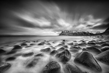 Landschap met kust aan zee in Noorwegen in zwart-wit. van Manfred Voss, Schwarz-weiss Fotografie