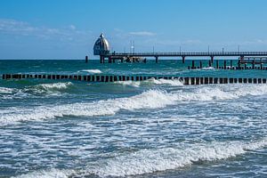 Seebrücke an der Ostseeküste in Zingst auf dem Fischland-Darß.