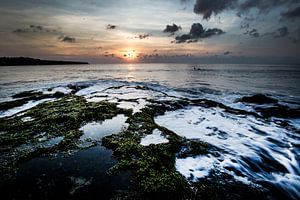 Ondergaande zon op Dreamland Beach Bali Indonesië by Willem Vernes