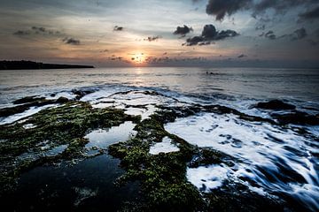 Ondergaande zon op Dreamland Beach Bali Indonesië van Willem Vernes