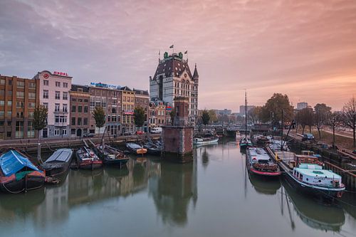 Witte huis aan de wijnhaven bij zonsopkomst