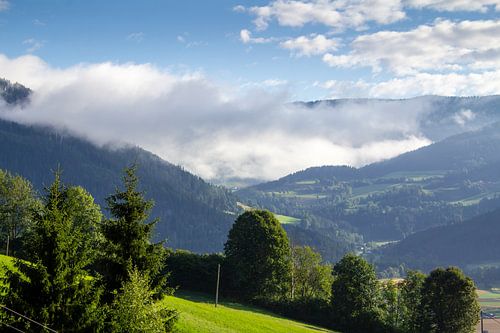 Uitzicht over de wolken in het dal tussen de bergen