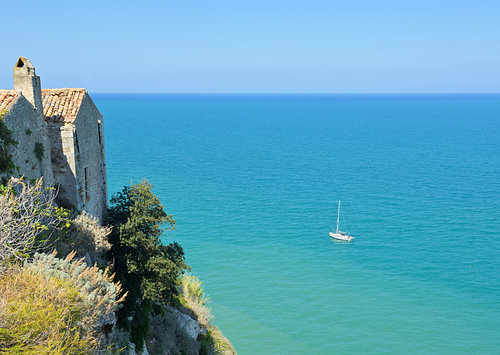 Maison située sur une falaise, avec vue sur la mer Adriatique et un voilier