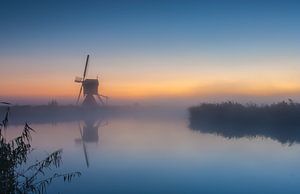 Misty sunrise at the windmill van Ilya Korzelius