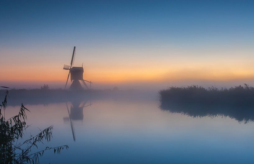 Lever de soleil brumeux au moulin à vent par Ilya Korzelius