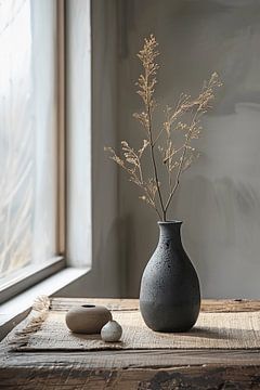 Table minimale avec vase sur haroulita