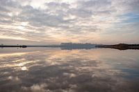 Winter water weerspiegeling zonsondergang