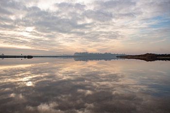 Winterliche Wasserspiegelung Sonnenuntergang
